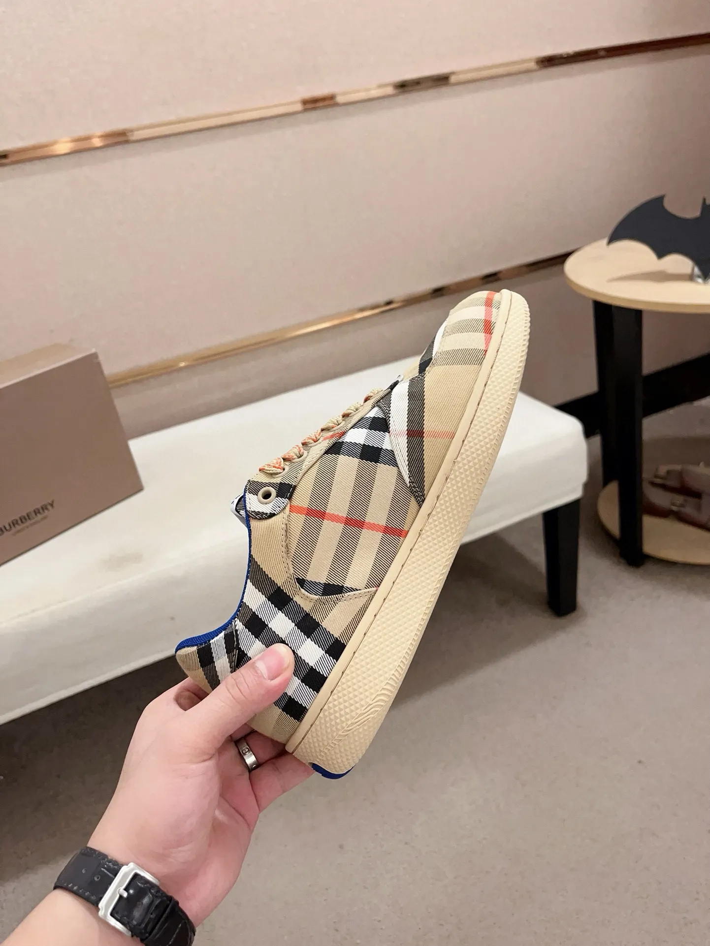 Men's shoes 💰: 560💰🇮🇹🇮🇹The counters are synchronized with Burberry's top purchasing agents🔍🔍Synchronized sales. Positive code number: 38-44. Italian imported cowhide, fully imported sheepskin lining, sole: original sole provided by the original factory, exclusive movable molded sole, super comfortable, original factory follow-up order, 🔍🔍high quality, you can enter and leave the counter at will, welcome to compare (45 yuan for customization, no return or exchange)